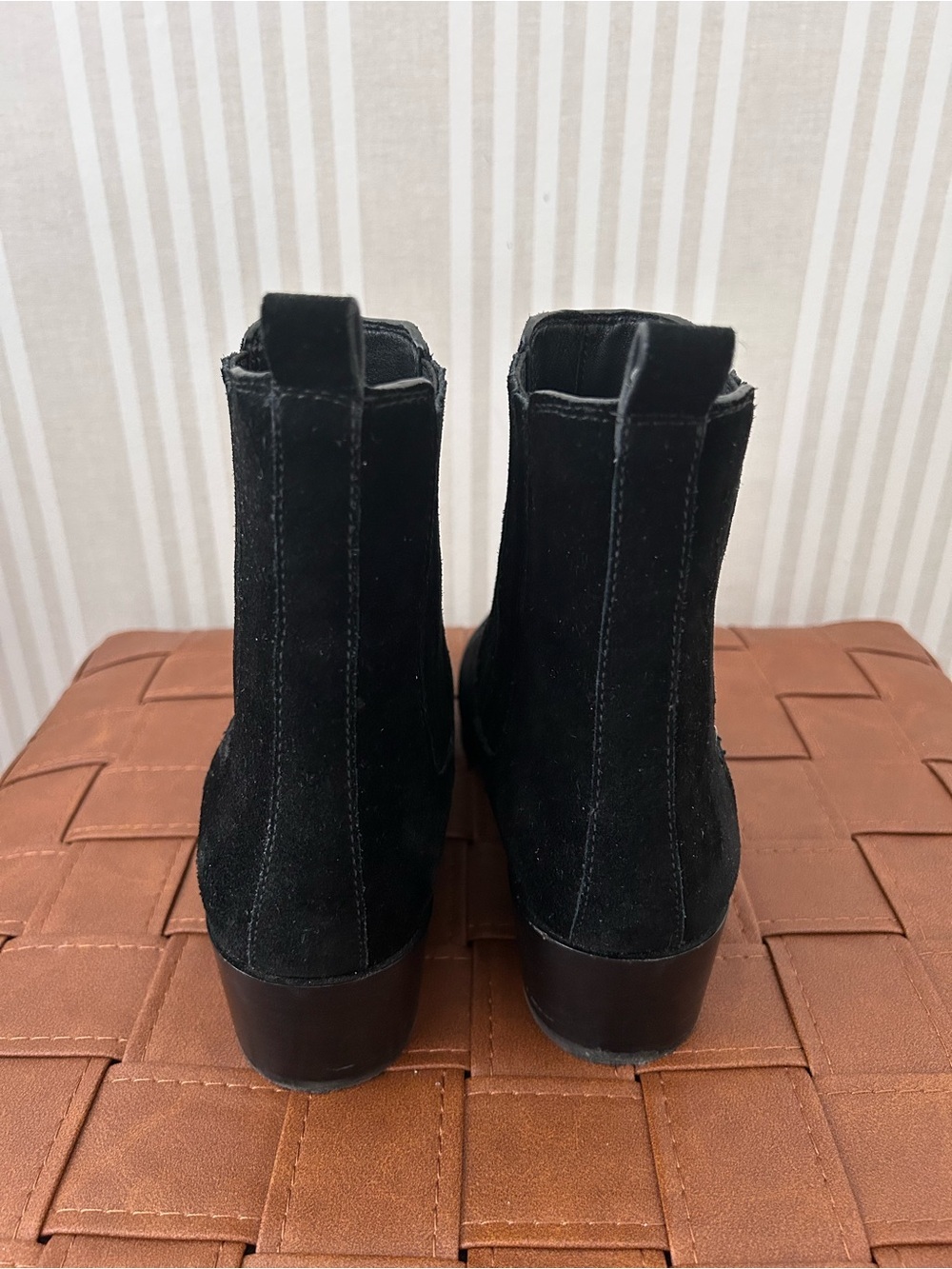 Banana Republic Chelsea Pull On Ankle Boots Black Suede Women's Size 7 - Picture 3 of 10